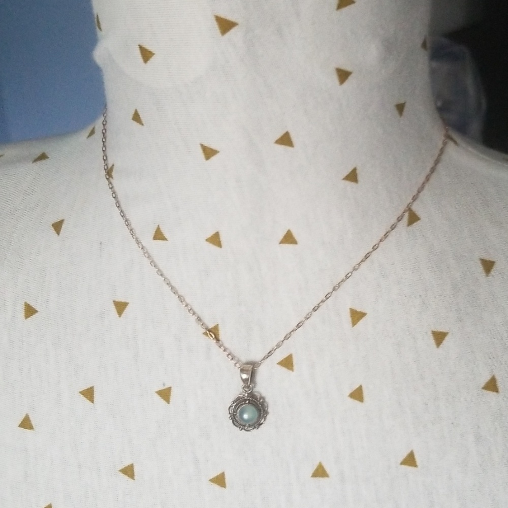 Dainty necklace with vintage inspired charm - Picture 2 of 2